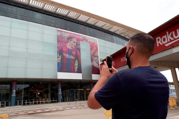 A blank space is seen after workers withdrew the giant picture of Lionel Messi from the facade of the Camp Nou stadium in Barcelona, Spain, 10 August 2021. The Argentine forward has signed contract with Paris Saint Germain. Messi s photograph is withdrawn from the Camp Nou !ACHTUNG: NUR REDAKTIONELLE NUTZUNG!  Copyright: xAlejandroxGarcíax GRAF1655 20210810-d9d5ae5ad96d1b23082750941fcbad5cbc662470