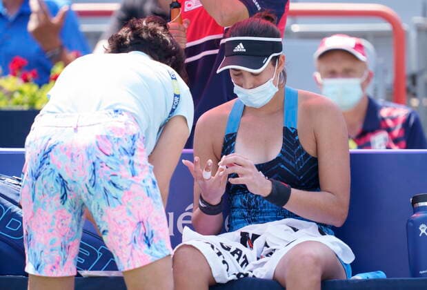 August 10, 2021, Montreal, PQ, Canada: Garbine Muguruza of Spain get medical attention during her match against Katerina Siniakova of the Czech Republic during second round of play at the National Bank Open tennis tournament Tuesday August 10, 2021 in Montreal. Garbine Muguruza  - ZUMAc35_ 20210810_zaf_c35_049 Copyright: xPaulxChiassonx
