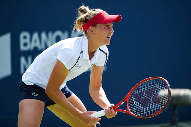 August 10, 2021: Fiona Ferro (FRA) waits for service during the WTA, Tennis Damen National Bank Open second round match at IGA Stadium in Montreal, Quebec. CSM Montreal Canada - ZUMAc04_ 20210810_zaf_c04_043 Copyright: xDavidxKirouacx