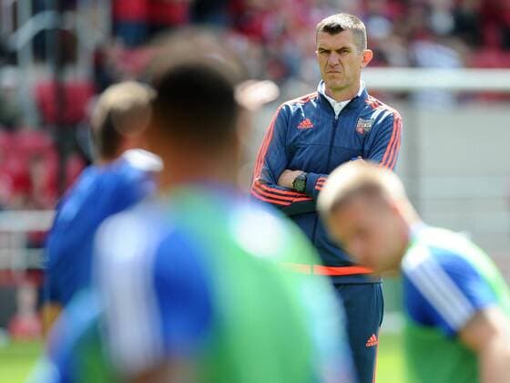 Fußball, Trainerhistorie Brentford FC von 1903 bis heute Mandatory Credit: Photo by Joe Meredith Jmp Shutterstock (4962877v) Brentford Manager Marinus Dijkhuizen watches his players warm up Bristol City v Brentford, Great Britain - 15 Aug 2015 EDITORIAL USE ONLY No use with unauthorised audio, video, data, fixture lists (outside the EU), club league logos or live services. Online in-match use limited to 45 images (+15 in extra time). No use to emulate moving images. No use in betting, games or single club league player publications services. Bristol City v Brentford, Great Britain - 15 Aug 2015 EDITORIAL USE ONLY No use with unauthorised audio, video, data, fixture lists (outside the EU), club league logos or live services. Online in-match use limited to 45 images (+15 in extra time). No use to emulate moving images. No use in betting, games or  Copyright: xJoexMeredith Jmp Shutterstockx 4962877v