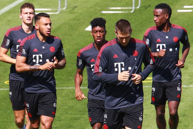v.l. 5 Benjamin Pavard, 24 Corentin Tolisso, 11 Kingsley Coman, 4 Niklas Suele, 20 Bouna Sarr, laufen, Lauftraining, Aufwaermen Fussball 1. Bundesliga FC Bayern München Training an der Saebenerstrasse am 10.08.2021 FOTO: Mladen Lackovic LakoPress