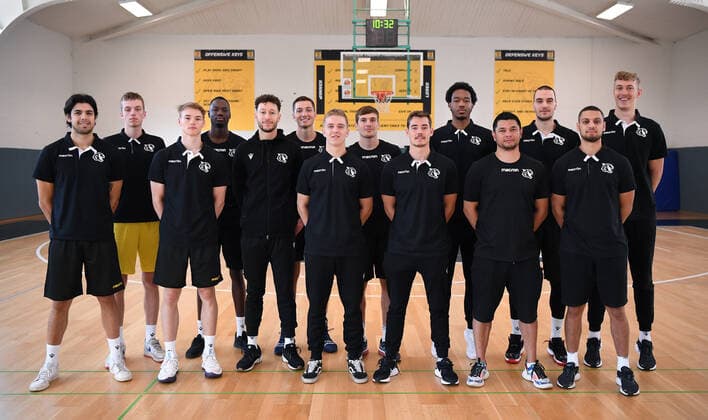 Basketball 2. Bundesliga 2021 2022 11.08.2021 Trainingsauftakt Tigers Tuebingen: Maximilian Charlier, Bakary Dibba, Ryan Mikesell, Till Joenke, Isaiah Crawley, Daniel Keppeler, Jekabs Beck (v.li.) Erol Ersek, Timo Lanmueller, Joanic Gruettner-Bacoul, Aatu Kivimaeki, Gianni Otto, Trainer Daniel Jansson, Co Trainer Hussain Dassouki (vorn v.li.)