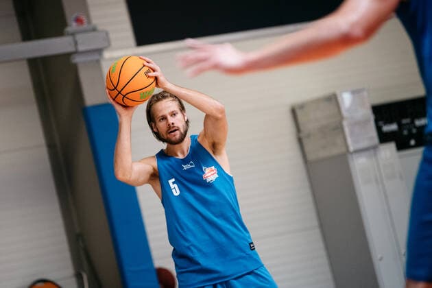 Training Medipolis SC Jena BARMER 2. Basketball Bundesliga ProA Saison 2021 2022 am 11.8.2021 Nico Brauner (Jena), am Ball Sparkassen Arena Jena Trainingshalle