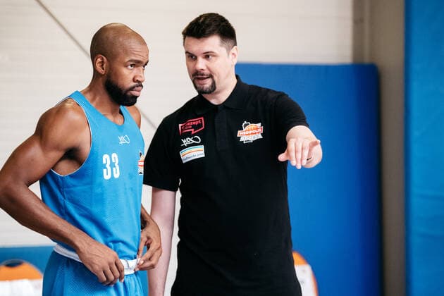 Training Medipolis SC Jena BARMER 2. Basketball Bundesliga ProA Saison 2021 2022 am 11.8.2021 v.li. im Austausch Brandon Thomas (Jena) mit Co Trainer AlexanderOsipovitch (Jena) Sparkassen Arena Jena Trainingshalle