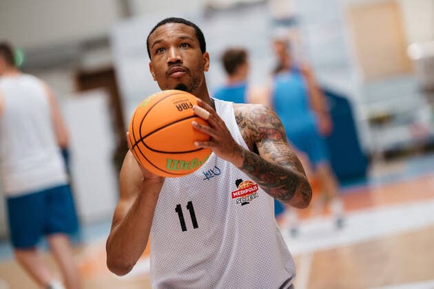 Training Medipolis SC Jena BARMER 2. Basketball Bundesliga ProA Saison 2021 2022 am 11.8.2021 RayshawnSimmons (Jena) beim Freiwurf, Portrait Sparkassen Arena Jena Trainingshalle