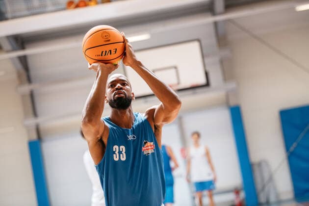 Training Medipolis SC Jena BARMER 2. Basketball Bundesliga ProA Saison 2021 2022 am 11.8.2021 Brandon Thomas (Jena), beim Freiwurf, Portrait Sparkassen Arena Jena Trainingshalle