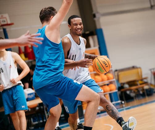 Training Medipolis SC Jena BARMER 2. Basketball Bundesliga ProA Saison 2021 2022 am 11.8.2021 rechts: Rayshawn Simmons (Jena) am Ball Sparkassen Arena Jena Trainingshalle