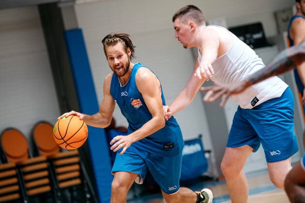 Training Medipolis SC Jena BARMER 2. Basketball Bundesliga ProA Saison 2021 2022 am 11.8.2021 links Nico Brauner (Jena) am Ball Sparkassen Arena Jena Trainingshalle