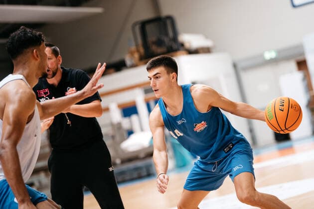 Training Medipolis SC Jena BARMER 2. Basketball Bundesliga ProA Saison 2021 2022 am 11.8.2021 rechts Vuk Radojicic (Jena) am Ball Sparkassen Arena Jena Trainingshalle