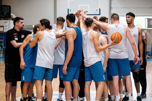 Training Medipolis SC Jena BARMER 2. Basketball Bundesliga ProA Saison 2021 2022 am 11.8.2021 Das Team steht beisammen Sparkassen Arena Jena Trainingshalle