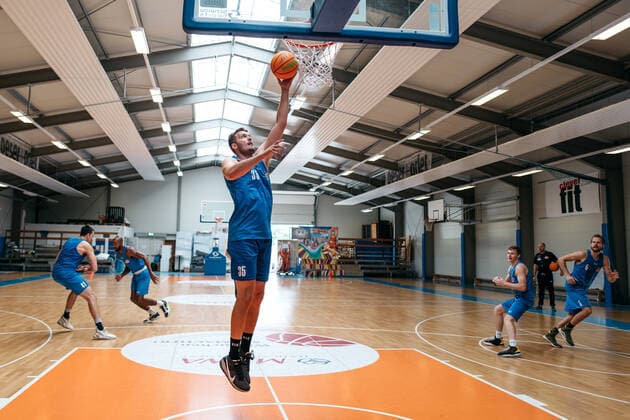 Training Medipolis SC Jena BARMER 2. Basketball Bundesliga ProA Saison 2021 2022 am 11.8.2021 Stephan Haukohl (Jena) beim Korbleger Sparkassen Arena Jena Trainingshalle