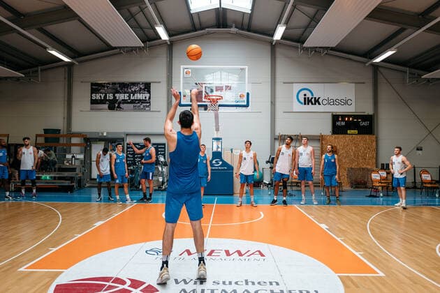 Training Medipolis SC Jena BARMER 2. Basketball Bundesliga ProA Saison 2021 2022 am 11.8.2021 Die Mannschaft schaut zu, während Alex Herrera (Jena) einen Freiwurf ausführt Sparkassen Arena Jena Trainingshalle