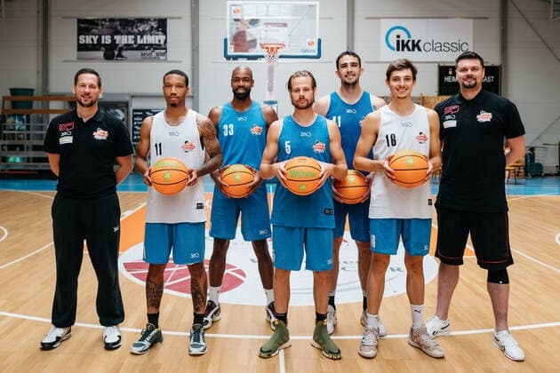 Training Medipolis SC Jena BARMER 2. Basketball Bundesliga ProA Saison 2021 2022 am 11.8.2021 v.li. neu bei Medipolis Jena Domenik Reinboth (Trainer), RayshawnSimmons (Jena), Brandon Thomas (Jena), Nico Brauner (Jena), Alex Herrera (Jena), Moritz Plescher (Jena) und Alexander Osipovitch (Co Trainer) Sparkassen Arena Jena Trainingshalle