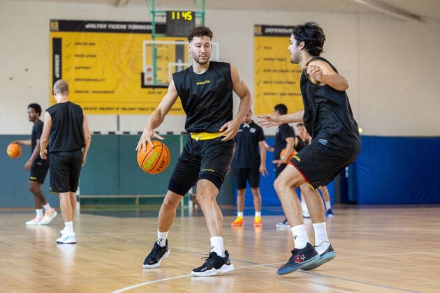 Basketball 2. Bundesliga 2021 2022 11.08.21 Trainingsstart: Joanie Gruettner Bacoul (Tigers Tuebingen, 50) , Erol Ersek (Tigers Tuebingen, 11) Tigers Tuebingen Trainingsstart, Tuebingen, 11.08.2021 Tuebingen Copyright: xDennisxDuddek xEibnerxPressefotox EP_DDK