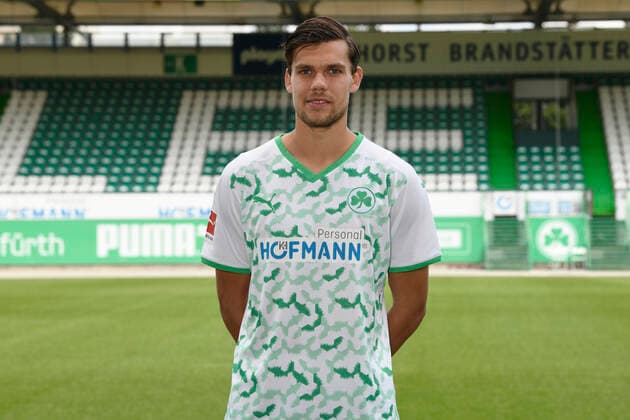 10.08.2021 - SpVgg Greuther Fürth ( Kleeblatt Spielvereinigung ) - 1. Fussball Bundesliga - Saison 2021 2022 - Fototermin Porträttermin - - Einzelbild Einzelfoto Portrait Porträt Kopfbild - Justin Hoogma (5, SpVgg Greuther Fürth )