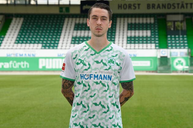 10.08.2021 - SpVgg Greuther Fürth ( Kleeblatt Spielvereinigung ) - 1. Fussball Bundesliga - Saison 2021 2022 - Fototermin Porträttermin - - Einzelbild Einzelfoto Portrait Porträt Kopfbild - Adrian Fein (6, SpVgg Greuther Fürth )