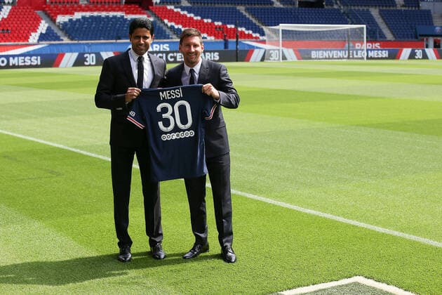 Paris 11. August 2021, Pressekonferenz und Vorstellung Leonel Messi (Paris Saint Germain) v.l., Präsident Paris Saint Germain Nasser Al-Khelaifi und Leonel Messi (Paris Saint Germain) mit Trikot Nummer 30 *** Paris 11 August 2021, Press conference and presentation of Leonel Messi Paris Saint Germain from left, President Paris Saint Germain Nasser Al Khelaifi and Leonel Messi Paris Saint Germain with jersey number 30. Copyright: AntonioxBorga