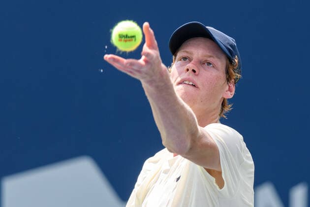 TORONTO, ON - AUGUST 11: Jannik Sinner (ITA) serves the ball during his National Bank Open tennis tournament second round game on August 11, 2021, at Aviva Centre in Toronto, ON, Canada. (Photo by Julian Avram Icon Sportswire) TENNIS: AUG 11 National Bank Open Icon2108110028