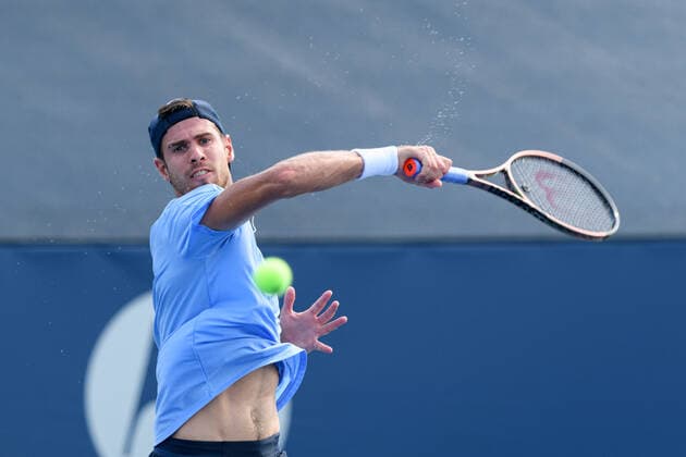 TORONTO, ON - AUGUST 11: Karen Khachanov (RUS) returns the ball during his National Bank Open tennis tournament second round game on August 11, 2021, at Aviva Centre in Toronto, ON, Canada. (Photo by Julian Avram Icon Sportswire) TENNIS: AUG 11 National Bank Open Icon2108110933