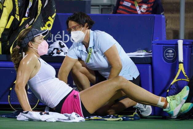August 11, 2021, Montreal, PQ, Canada: Danielle Collins, of the United States, gets medical attention during her match against Simona Halep, of Romania, during second round of play at the National Bank Open tennis tournament Wednesday August 11, 2021 in Montreal. Danielle Collins  - ZUMAc35_ 20210811_zaf_c35_279 Copyright: xPaulxChiassonx