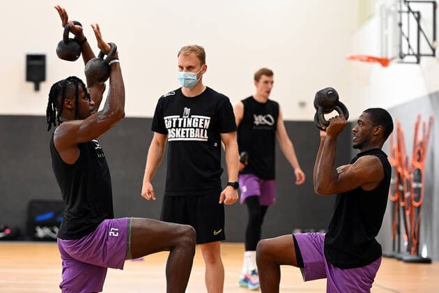 BG Göttingen - Trainingsauftakt 11.08.2021, Basketball-Bundesliga easyCredit-BBL, Saison 2021 2022, BG Göttingen. James Dickey (l) und Kamar Baldwin. Göttingen Niedersachsen Deutschland