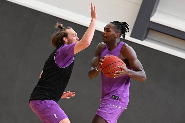 BG Göttingen - Trainingsauftakt 11.08.2021, Basketball-Bundesliga easyCredit-BBL, Saison 2021 2022, BG Göttingen. James Dickey (r) gegen Jake Toolson. Göttingen Niedersachsen Deutschland