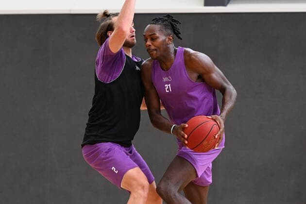 BG Göttingen - Trainingsauftakt 11.08.2021, Basketball-Bundesliga easyCredit-BBL, Saison 2021 2022, BG Göttingen. James Dickey (r) gegen Jake Toolson. Göttingen Niedersachsen Deutschland