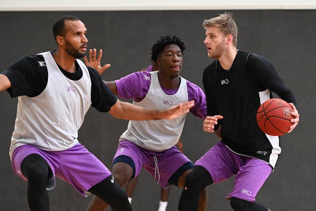 BG Göttingen - Trainingsauftakt 11.08.2021, Basketball-Bundesliga easyCredit-BBL, Saison 2021 2022, BG Göttingen. Matthis Mönninghoff (r) gegen Akeem Vargas (l) und Zack Bryant. Göttingen Niedersachsen Deutschland