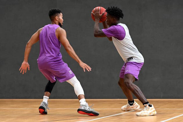 BG Göttingen - Trainingsauftakt 11.08.2021, Basketball-Bundesliga easyCredit-BBL, Saison 2021 2022, BG Göttingen. Zack Bryant (r) gegen Stephen Brown. Göttingen Niedersachsen Deutschland