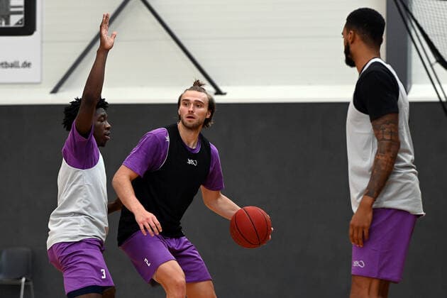 BG Göttingen - Trainingsauftakt 11.08.2021, Basketball-Bundesliga easyCredit-BBL, Saison 2021 2022, BG Göttingen. Jake Toolson (M) gegen Zack Bryant. Göttingen Niedersachsen Deutschland