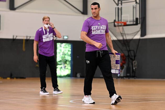 BG Göttingen - Trainingsauftakt 11.08.2021, Basketball-Bundesliga easyCredit-BBL, Saison 2021 2022, BG Göttingen. Trainer Roel Moors (r) und Co-Trainer Olivier Foucart. Göttingen Niedersachsen Deutschland