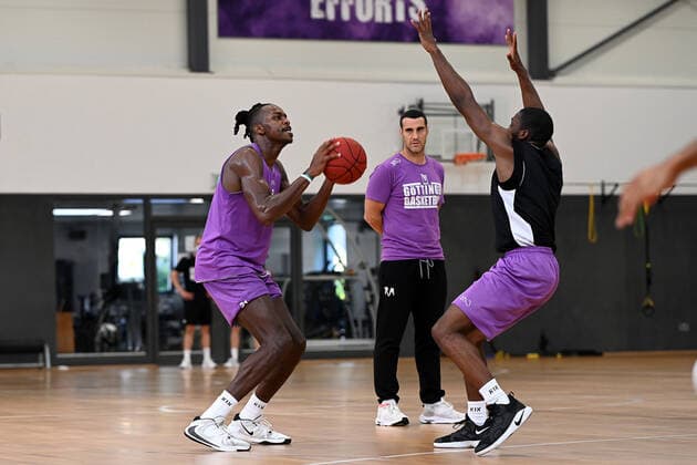BG Göttingen - Trainingsauftakt 11.08.2021, Basketball-Bundesliga easyCredit-BBL, Saison 2021 2022, BG Göttingen. Trainer Roel Moors mit James Dickey (l) und Kamar Baldwin. Göttingen Niedersachsen Deutschland
