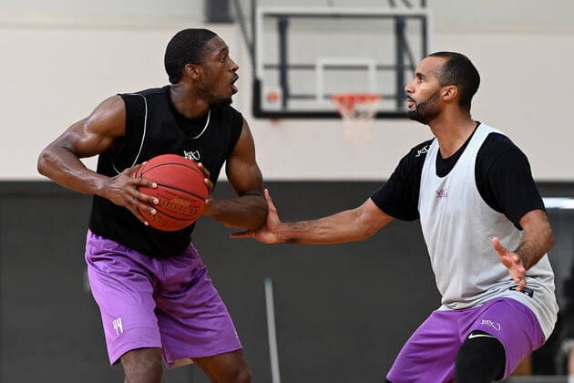 BG Göttingen - Trainingsauftakt 11.08.2021, Basketball-Bundesliga easyCredit-BBL, Saison 2021 2022, BG Göttingen. Kamar Baldwin (l) gegen Akeem Vargas. Göttingen Niedersachsen Deutschland