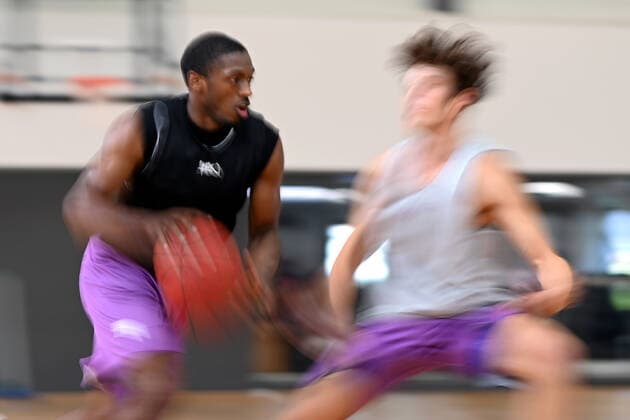 BG Göttingen - Trainingsauftakt 11.08.2021, Basketball-Bundesliga easyCredit-BBL, Saison 2021 2022, BG Göttingen. Kamar Baldwin (l) am Ball. Göttingen Niedersachsen Deutschland