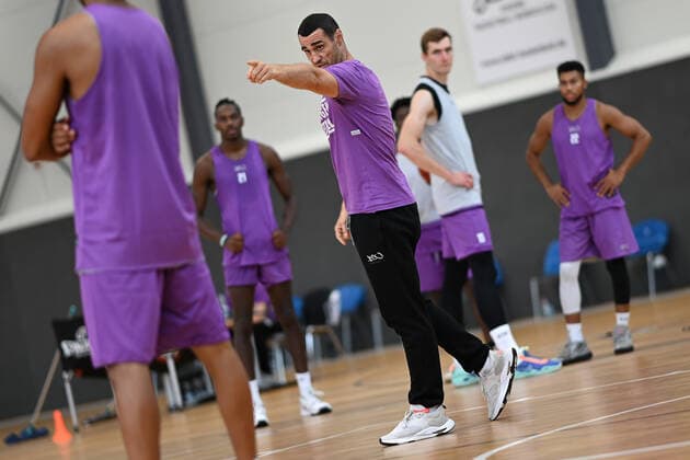 BG Göttingen - Trainingsauftakt 11.08.2021, Basketball-Bundesliga easyCredit-BBL, Saison 2021 2022, BG Göttingen. Trainer Roel Moors gibt Anweisungen. Göttingen Niedersachsen Deutschland