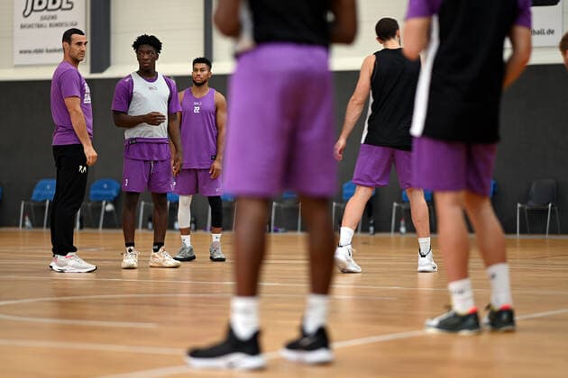 BG Göttingen - Trainingsauftakt 11.08.2021, Basketball-Bundesliga easyCredit-BBL, Saison 2021 2022, BG Göttingen. Trainer Roel Moors gibt Anweisungen. Göttingen Niedersachsen Deutschland