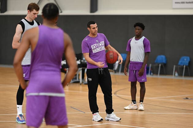 BG Göttingen - Trainingsauftakt 11.08.2021, Basketball-Bundesliga easyCredit-BBL, Saison 2021 2022, BG Göttingen. Trainer Roel Moors gibt Anweisungen. Göttingen Niedersachsen Deutschland