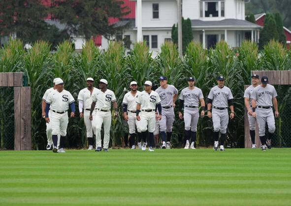 Bilder des Jahres 2021, Sport 08. August Sport Themen der Woche KW32 Sport Bilder des Tages The Chicago White Sox and the New York Yankees emerge from a cornfield depicted in the Field of Dreams film before participating in the MLB, Baseball Herren, USA Field of Dreams Game in Dyersville, Iowa, Thursday, August 12, 2021.  FOD20210812308 PatxBenic