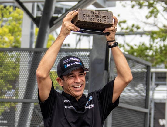 Bilder des Jahres 2021, Sport 08. August Sport Themen der Woche KW32 Sport Bilder des Tages Helio Castroneves holds up a commemorative Bronze Brick honoring his fourth Indy 500 win, Thursday, August 12, 2021 in Indianapolis, Indiana.  IND2021081204 EDWINxLOCKE