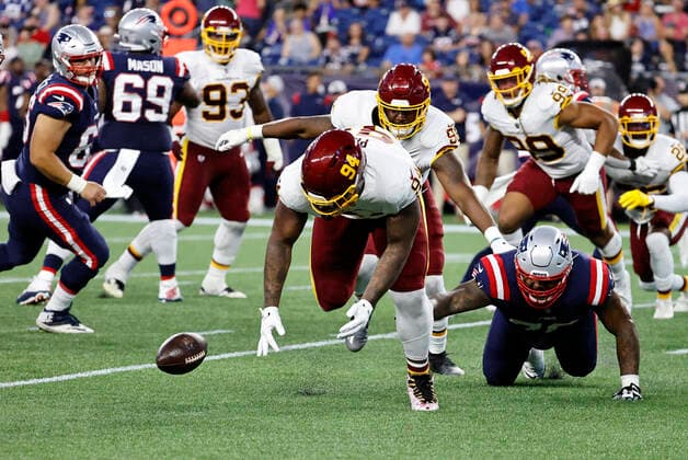 FOXBOROUGH, MA - AUGUST 12: Washington Football Team defensive tackle Daron Payne (94) tries to pick up the fumble during a preseason game between the New England Patriots and the Washington Football Team on August 12, 2021, at Gillette Stadium in Foxborough, Massachusetts. (Photo by Fred Kfoury III Icon Sportswire) NFL, American Football Herren, USA AUG 12 Preseason - Washington Football Team at Patriots Icon482210812003