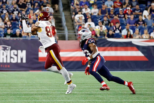 FOXBOROUGH, MA - AUGUST 12: Washington Football Team tight end Logan Thomas (82) makes a catch in front of New England Patriots defensive back Kyle Dugger (23) during a preseason game between the New England Patriots and the Washington Football Team on August 12, 2021, at Gillette Stadium in Foxborough, Massachusetts. (Photo by Fred Kfoury III Icon Sportswire) NFL, American Football Herren, USA AUG 12 Preseason - Washington Football Team at Patriots Icon482210812005