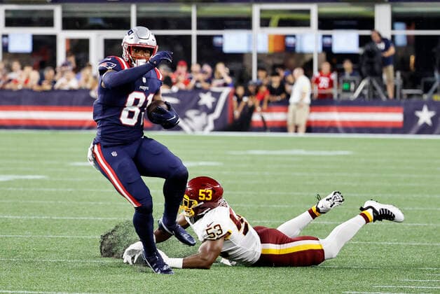FOXBOROUGH, MA - AUGUST 12: New England Patriots tight end Jonnu Smith (81) skips away from Washington Football Team linebacker Jon Bostic (53) during a preseason game between the New England Patriots and the Washington Football Team on August 12, 2021, at Gillette Stadium in Foxborough, Massachusetts. (Photo by Fred Kfoury III Icon Sportswire) NFL, American Football Herren, USA AUG 12 Preseason - Washington Football Team at Patriots Icon482210812009