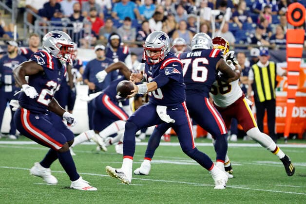 FOXBOROUGH, MA - AUGUST 12: New England Patriots quarterback Mac Jones (10) hands off to New England Patriots running back Sony Michel (26) during a preseason game between the New England Patriots and the Washington Football Team on August 12, 2021, at Gillette Stadium in Foxborough, Massachusetts. (Photo by Fred Kfoury III Icon Sportswire) NFL, American Football Herren, USA AUG 12 Preseason - Washington Football Team at Patriots Icon482210812016