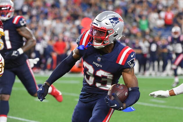 Thursday, August 12, 2021: New England Patriots conerback Joejuan Williams (33) runs back his interception during the NFL, American Football Herren, USA preseason game between the Washington Football Team and the New England Patriots held at Gillette Stadium, in Foxborough, Massachusetts. CSM Foxborough USA - ZUMAc04_ 20210812_zaf_c04_078 Copyright: xEricxCanhax