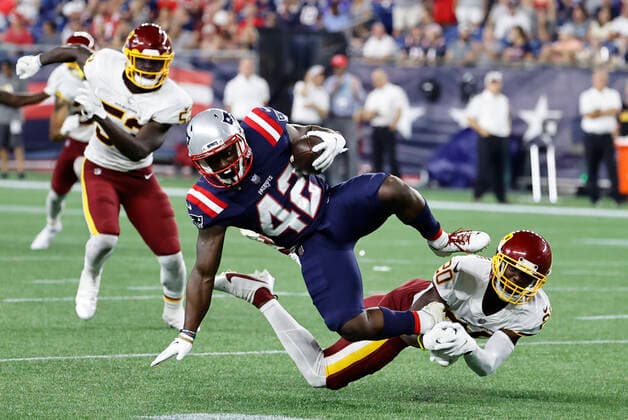 Sport Bilder des Tages FOXBOROUGH, MA - AUGUST 12: Washington Football Team cornerback Jimmy Moreland (20) tackles New England Patriots running back J.J. Taylor (42) during a preseason game between the New England Patriots and the Washington Football Team on August 12, 2021, at Gillette Stadium in Foxborough, Massachusetts. (Photo by Fred Kfoury III Icon Sportswire) NFL, American Football Herren, USA AUG 12 Preseason - Washington Football Team at Patriots Icon482210812021