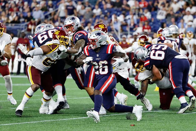 FOXBOROUGH, MA - AUGUST 12: New England Patriots running back Sony Michel (26) carries the ball during a preseason game between the New England Patriots and the Washington Football Team on August 12, 2021, at Gillette Stadium in Foxborough, Massachusetts. (Photo by Fred Kfoury III Icon Sportswire) NFL, American Football Herren, USA AUG 12 Preseason - Washington Football Team at Patriots Icon482210812030