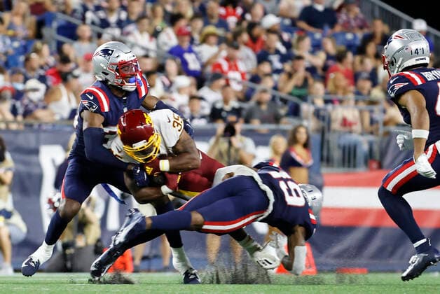 FOXBOROUGH, MA - AUGUST 12: New England Patriots defensive back Mailk Gant (19) tackles Washington Football Team running back Jaret Patterson (35) uring a preseason game between the New England Patriots and the Washington Football Team on August 12, 2021, at Gillette Stadium in Foxborough, Massachusetts. (Photo by Fred Kfoury III Icon Sportswire) NFL, American Football Herren, USA AUG 12 Preseason - Washington Football Team at Patriots Icon482210812033