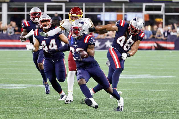 FOXBOROUGH, MA - AUGUST 12: New England Patriots cornerback Joejuan Williams (33) returns an interception during a preseason game between the New England Patriots and the Washington Football Team on August 12, 2021, at Gillette Stadium in Foxborough, Massachusetts. (Photo by Fred Kfoury III Icon Sportswire) NFL, American Football Herren, USA AUG 12 Preseason - Washington Football Team at Patriots Icon482210812041