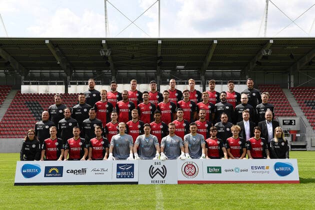 13.08.2021, xjhx, Fussball 3.Liga, SV Wehen Wiesbaden, emspor, Fototermin Mannschaftsfoto Teamfoto Porträttermin 2021 2022, 1. Reihe von links: Teammanagerin Julia Wallraff, Emanuel Taffertshofer, Sebastian Mrowca, Thijmen Goppel, Lucas Becker, Florian Stritzel, Tim Boss, Arthur Lyska, Ben Bischof, Benedict Hollerbach, Dominik Prokop, Physiotherapeutin Shaline Deuchert 2. Reihe von links: Co-Trainer Mike Krannich, Cheftrainer Rüdiger Rehm, Torwart-Trainer Marjan Petkovic, Gianluca Korte, Johannes Wurtz, Amin Farouk, Jozo Stanic, Mehmet Kurt, Betreuer Torsten Conradi, Sportlicher Leiter Paul Fernie, Geschäftsführer Nico Schäfer 3. Reihe von links: Betreuer Gerhard Eckel, Mannschaftsarzt Dr. Michael Hoestermann, Lucas Brumme, Kevin Lankford, Nico Rieble, Maximilian Thiel, Stefan Stangl, Marc Lais, Leitender Physiotherapeut Jürgen Kern, Senior Scout & Analyst Philipp Gründler, Mannschaftsarzt Dr. Tammo Quitzau 4. Reihe von links: Athletik-Trainer Sebastian Wagener, Sascha Mockenhaupt, Florian Carstens, Ahmet Gürleyen, Gustaf Nilsson, Bjarke Jacobsen, Gino Fechner, Dennis Kempe, Co-Trainer Nils Döring Es fehlen: Mannschaftsarzt Dr. Michael Müller, Mannschaftsarzt Dr. Achim Bitschnau Wiesbaden