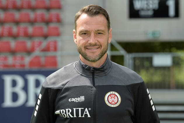 13.08.2021, xjhx, Fussball 3.Liga, SV Wehen Wiesbaden, emspor, Fototermin Porträt, Teamfoto und Porträttermin 2021 2022, v.l. Co-Trainer Nils Döring Doering Wiesbaden